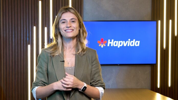 Mulher apresentando o quadro Hapvida