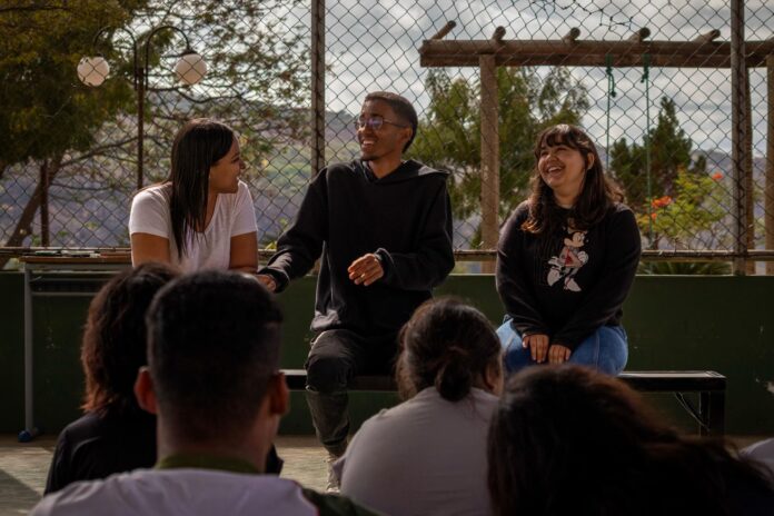 Grupo de pessoas sentadas conversando