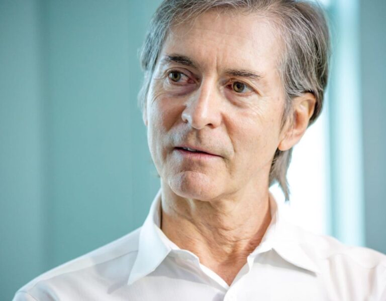 Médico mineiro é premiado por técnica inovadora de transplante de córnea durante maior congresso mundial de oftalmologia