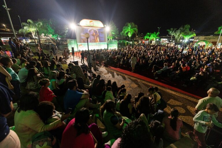 Sucesso de público marca a volta do Cine Família na Praça em Santa Vitória