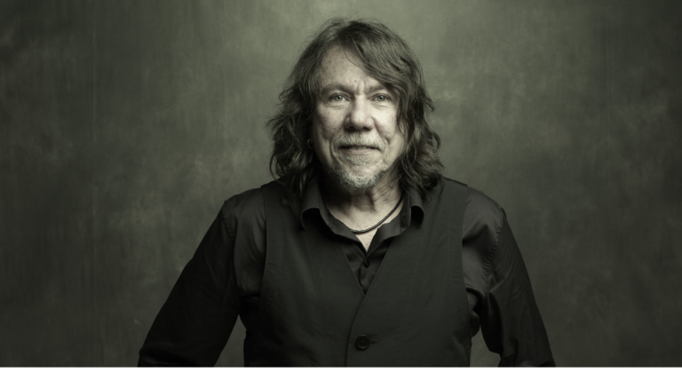 Lenine é confirmado no Festival Timbre 2025 e leva sua obra atemporal ao palco em Uberlândia