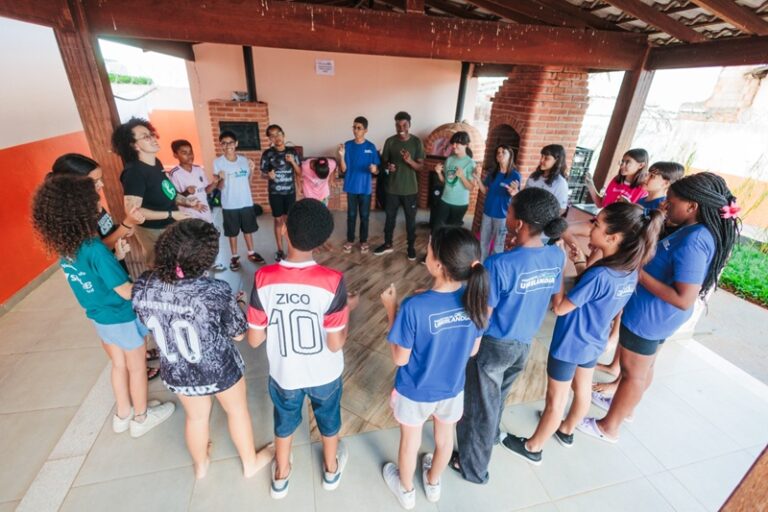 Oficinas do projeto “Pedagogia do Encantamento” têm início em Uberlândia com foco na escuta, cooperação e criatividade