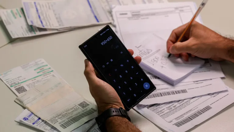 Levantamento realizado por Serasa destaca que quanto menor a renda familiar, mais a mulher assume sozinha a responsabilidade pelas finanças do lar