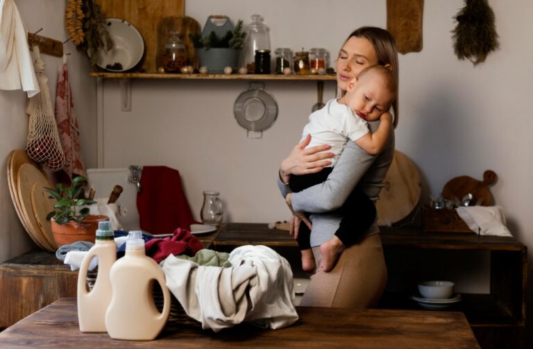 Mãe, sociedade e sobrecarga: o desafio de romper com o piloto automático do gênero