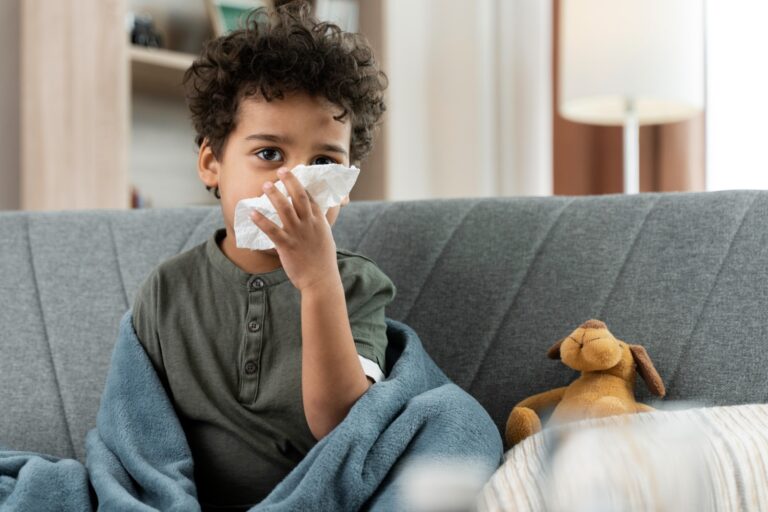Doenças respiratórias em crianças aumentam durante outono e inverno e exigem atenção dos pais