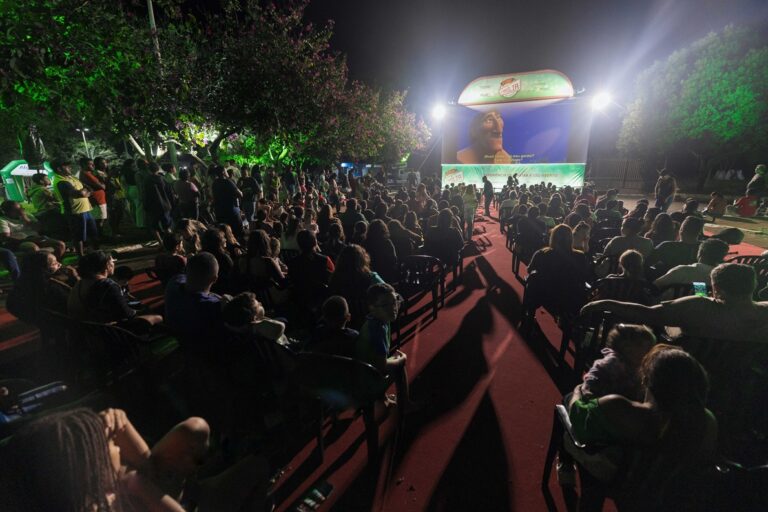 Cine Família na Praça leva emoção e cultura para moradores de Delta
