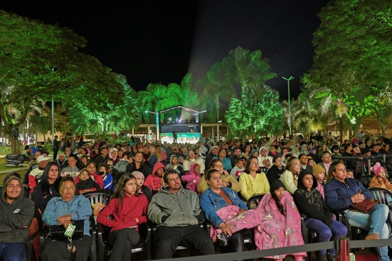 Conceição das Alagoas vive magia do cinema ao ar livre com o Cine Família na Praça