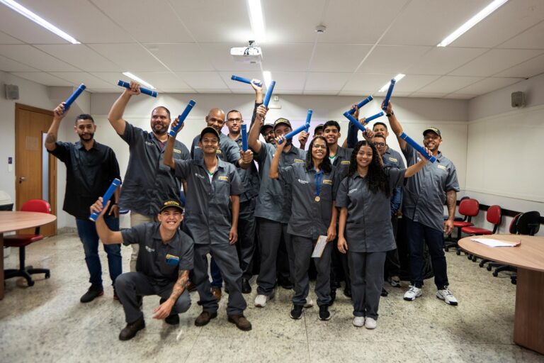 Desempenho positivo da indústria de máquinas impulsionando crescimento do emprego, e setor investe na formação da própria mão-de-obra