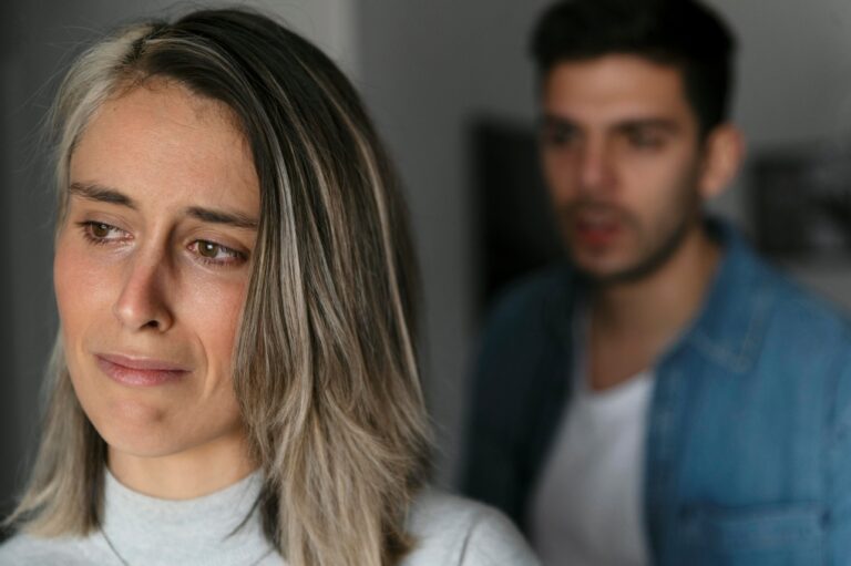 Mês dos namorados reacende alerta sobre relacionamentos abusivos