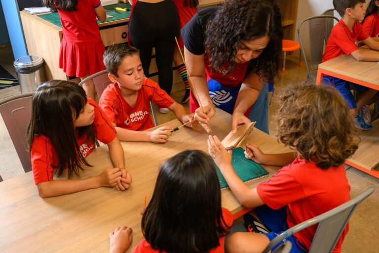 ONE School incentiva estudantes a aprenderem o inglês com autonomia e protagonismo