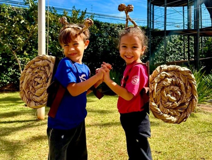 Duas crianças brincando