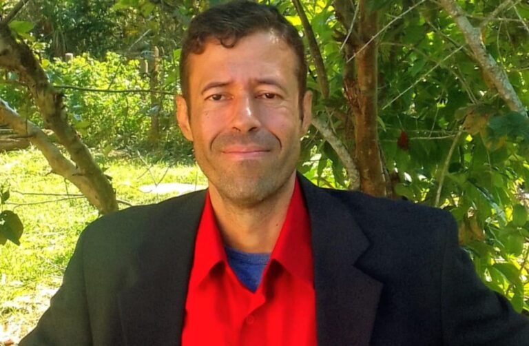 Escritor Raphael Bruno já publicou 127 livros em quase uma década