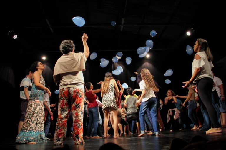 Projeto oferece aulas gratuitas de teatro para adolescentes e pessoas acima de 60 anos