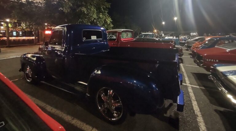 Paixão por carros antigos reúne colecionadores e famílias no Uberlândia Shopping