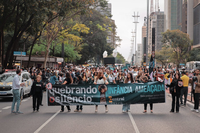 População de Uberlândia recebe alerta sobre riscos da violência digital