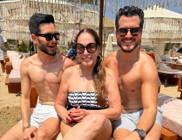 Susana Vieira celebra aniversário e posa com os Dres. Binho Alencar e Victor Bechara em Mykonos, na Grécia