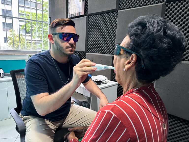 Disfagia em idosos: fonoaudiólogo Rafael Assumpção alerta para riscos e importância da prevenção