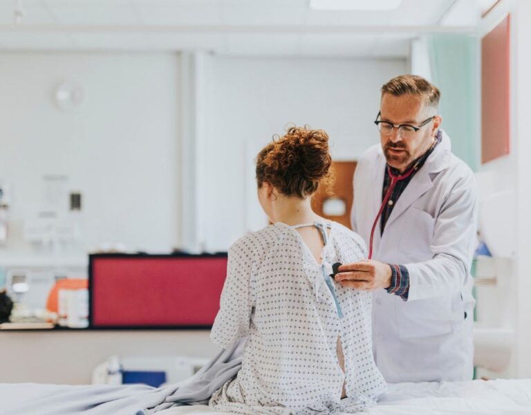 Pesquisa identifica principais causas de adversidades médicas em 2025