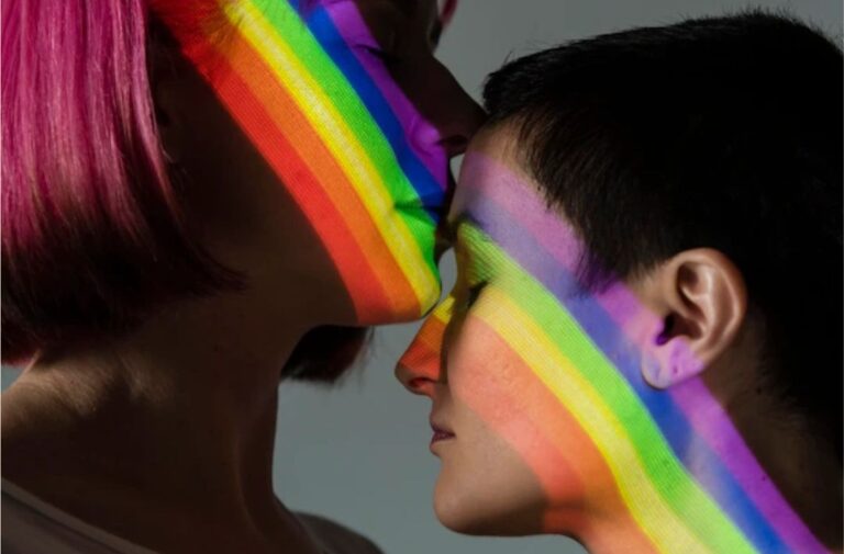 Performance “O que te molha?” discute gênero, desejo e visibilidade lésbica