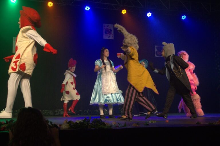 Alice – Uma Aventura Musical: aniversário de dez anos do espetáculo é comemorado no Festival FITA 