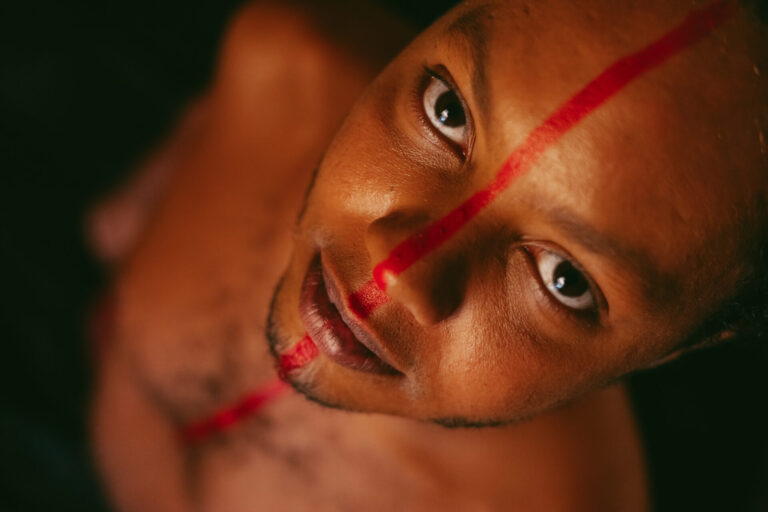 “Macacos”, de Clayton Nascimento, chega a Uberlândia