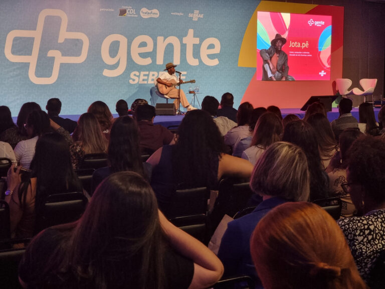 “A diversidade é o que construiu o Brasil e o que me fez artista”, afirma Jota Pê no Mais Gente, em Uberlândia