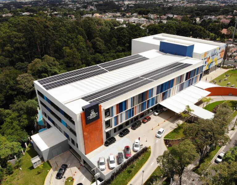 Rede de Ensino conquista certificação internacional e garante consumo de 100% de energia renovável em todas as unidades Rede de Ensino conquista certificação internacional e garante consumo de 100% de energia renovável em todas as unidades