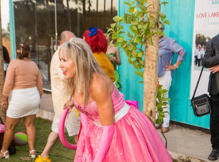 Julie Carroll, CEO do Chateau Julie Holding Group, promove evento em homenagem ao Dia das Crianças em Lago Grande, Camocim