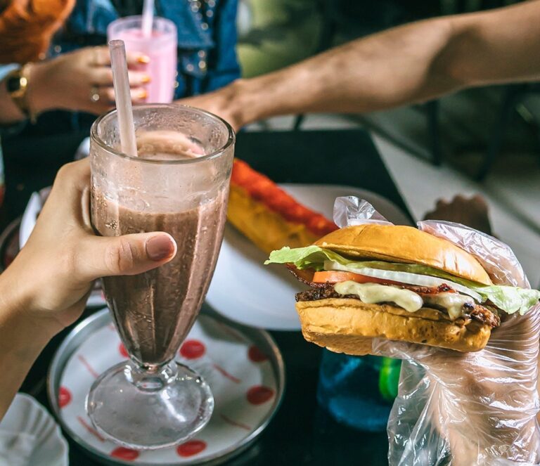 Barney’s Burger lança Super Semana de Promoções com diversos produtos