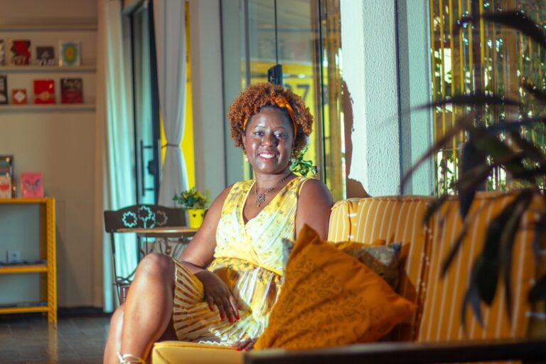 Poesia, resistência e autoconhecimento: mineira Tathiane de Lima Silva lança “Alma Preta” na Sabiá Livros, dia 25, sábado, em Uberlândia Poesia, resistência e autoconhecimento: mineira Tathiane de Lima Silva lança “Alma Preta” na Sabiá Livros, dia 25, sábado, em Uberlândia