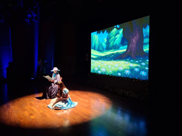 Alice – Uma Aventura Musical: espetáculo infantil abrilhanta os palcos da Expo Favela 2025 