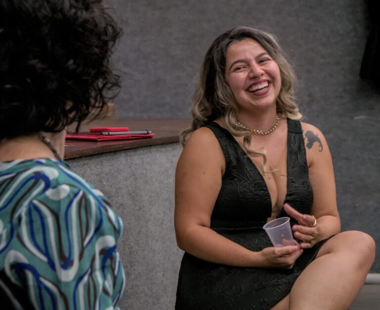 Artista de Uberlândia lança livro irônico sobre fama e arte