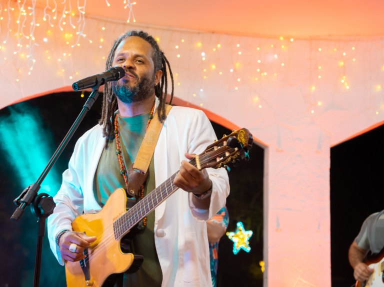 Cantor e compositor brasiliense Stênio Neves celebra 10 anos de seu primeiro álbum com turnê em BH