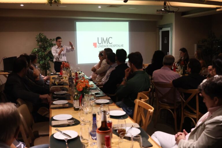 Hospital UMC reuni médicos para um jantar que marca a chegada do robô Mako SmartRobotics™