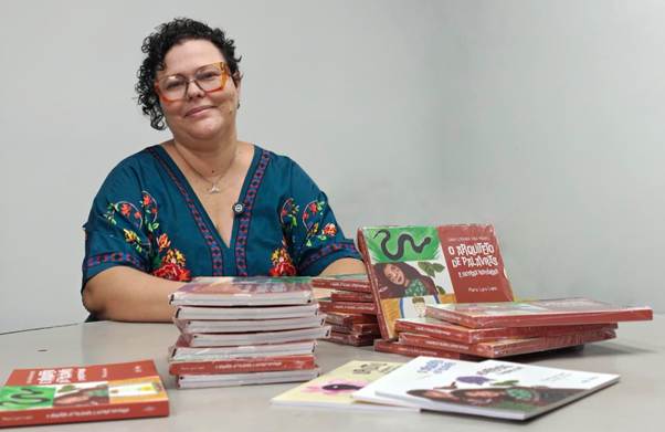 Escritora Maria Lyra lança caixa literária em Uberlândia com três histórias voltadas ao público infantojuvenil
