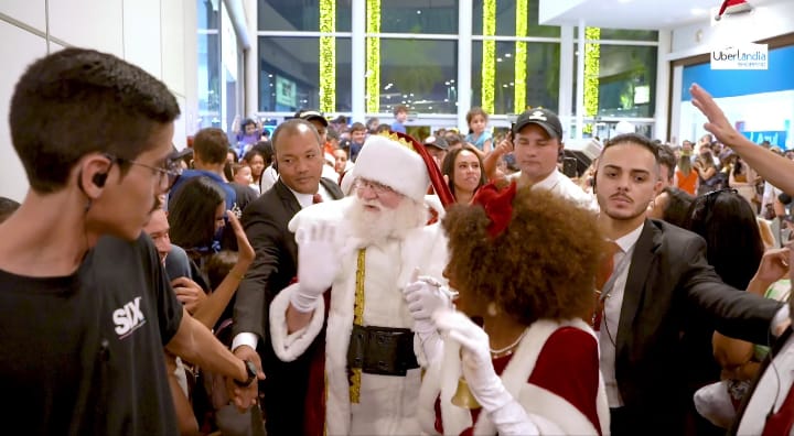 Papai Noel chegou ao Natal temático da Patrulha Canina no Uberlândia Shopping com caravana iluminada da Coca-Cola