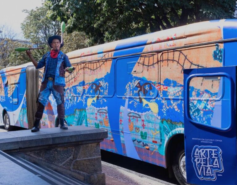 Projeto Arte pela Via realiza encontro com artistas responsáveis por obras em ônibus da RMBH