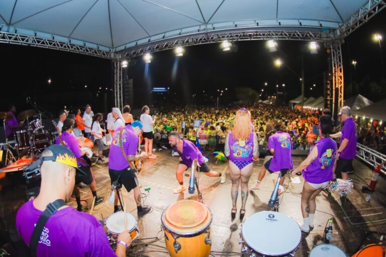 Referência no Carnaval de rua de Uberlândia, bloco promove encontro no Espaço Uberbrau e convida o público a viver a energia da folia a partir de agora