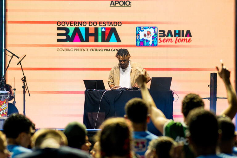 DJ carioca Bruninho Music faz a festa no penúltimo dia do Impacto de Carnaval – Sal da Terra 2026 no Centro de Salvador