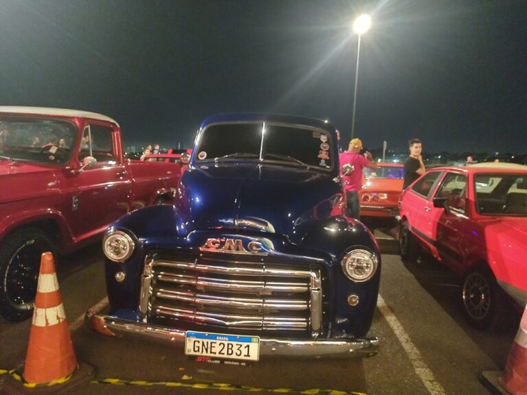 Carros clássicos voltam a reunir apaixonados por automobilismo no Uberlândia Shopping