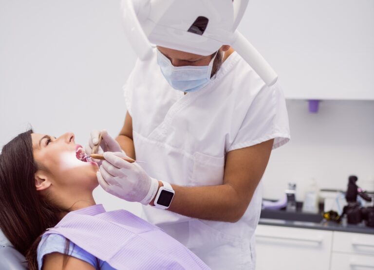 Você está com a língua branca? Do BBB ao Carnaval: entenda o que essa condição revela sobre a saúde bucal