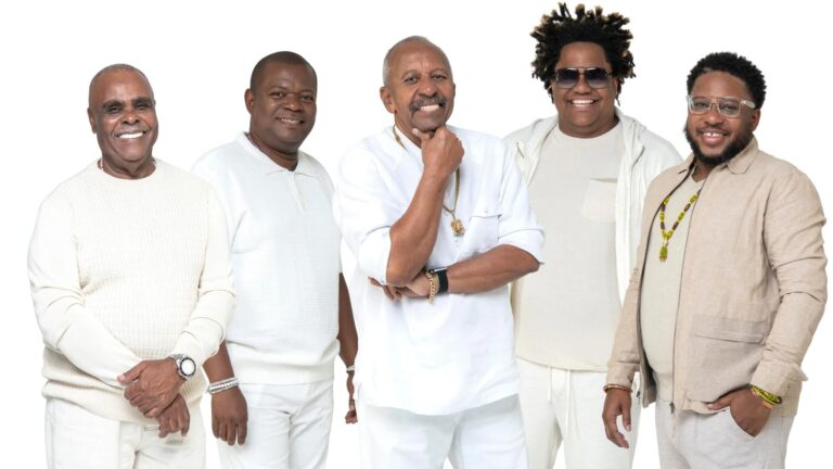 Grupo Fundo de Quintal completa 50 anos de carreira e faz show neste sábado no Casarão do Firmino