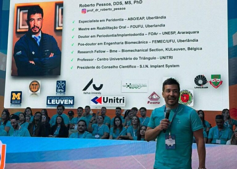 Professor do curso de Odontologia da UNITRI participa de evento de marca de implantes em São Paulo