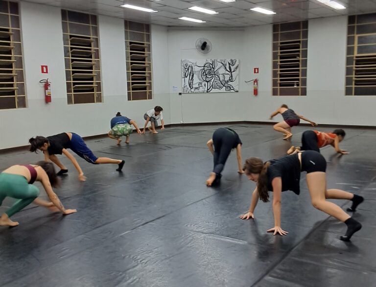 Oficina “Corpo-Rio” propõe imersão em dança contemporânea e consciência corporal na Escola Livre do Grupontapé