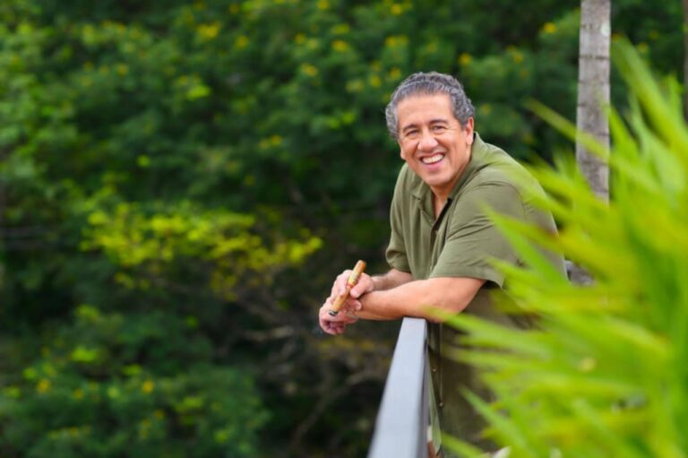 Altemar Dutra Jr. se renova nos palcos para comemorar 30 anos de carreira