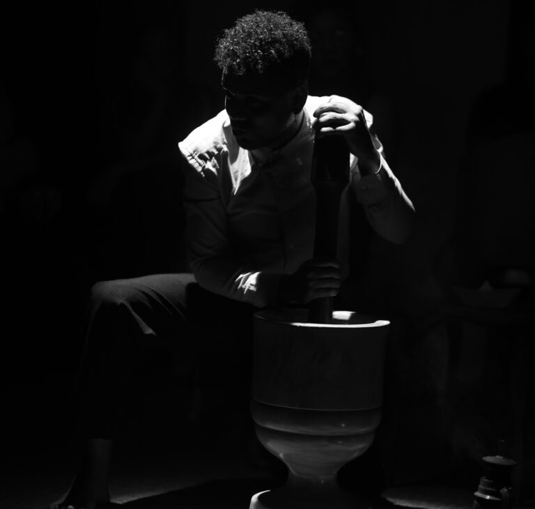 De Sete Lagoas para Uberlândia: ocupação “No Centro da Margem” traz espetáculo e ações formativas sobre identidade negra e LGBTQIA+