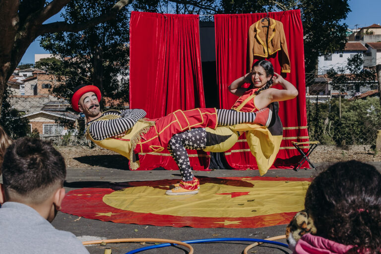 Circo “invade” escolas públicas do Sul de Minas e transforma salas em picadeiro itinerante