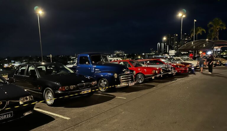 Tradicional encontro reúne modelos antigos e apaixonados por carros no Uberlândia Shopping