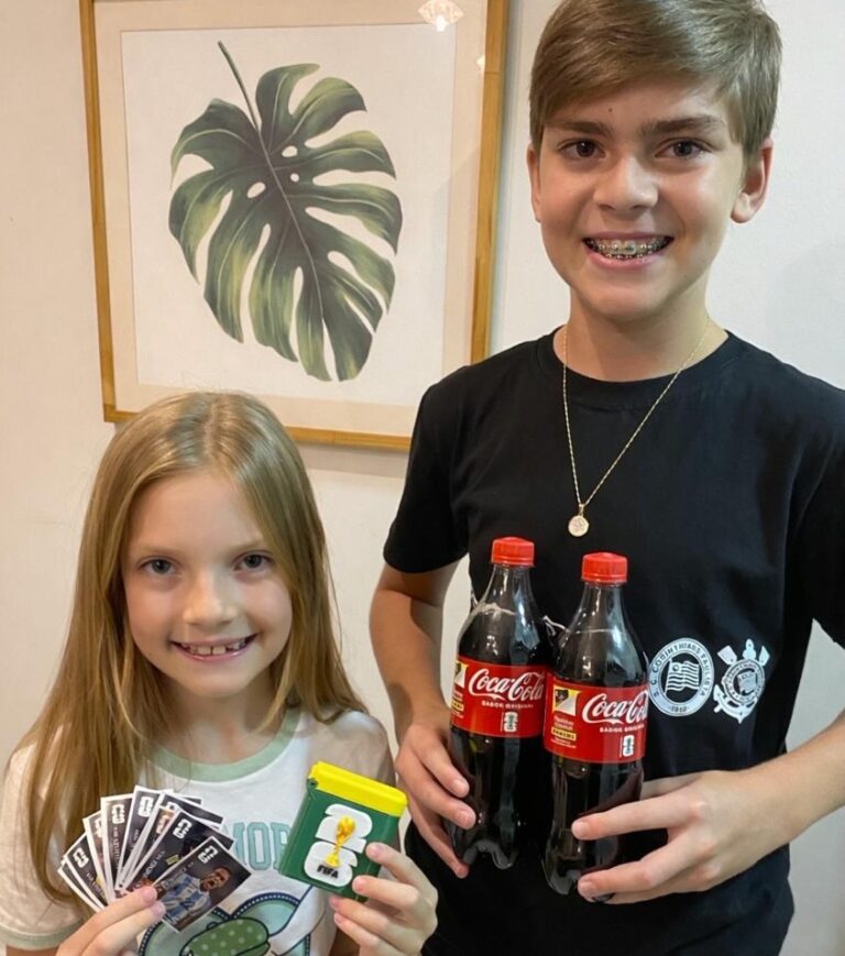 Entre figurinhas, sonhos e gols imaginários, irmãos embarcam na jornada do álbum da Copa 2026