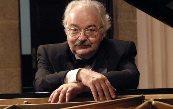 Projeto Sextas Musicais recebe tributo ao pianista Luiz de Moura Castro